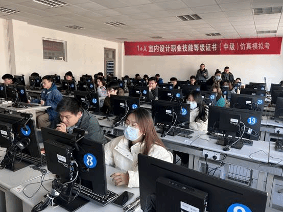 人们在看台上的人和电脑低可信度描述已自动生成